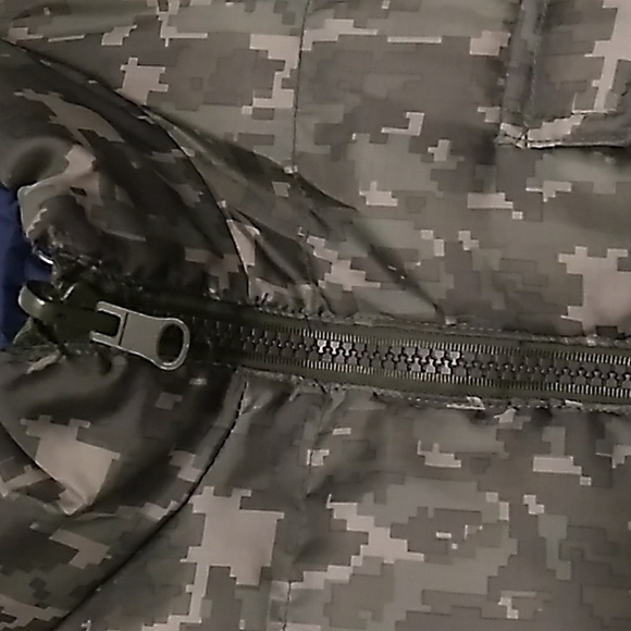 Old Navy Reversible puffer vest men's med - Picture 7 of 8